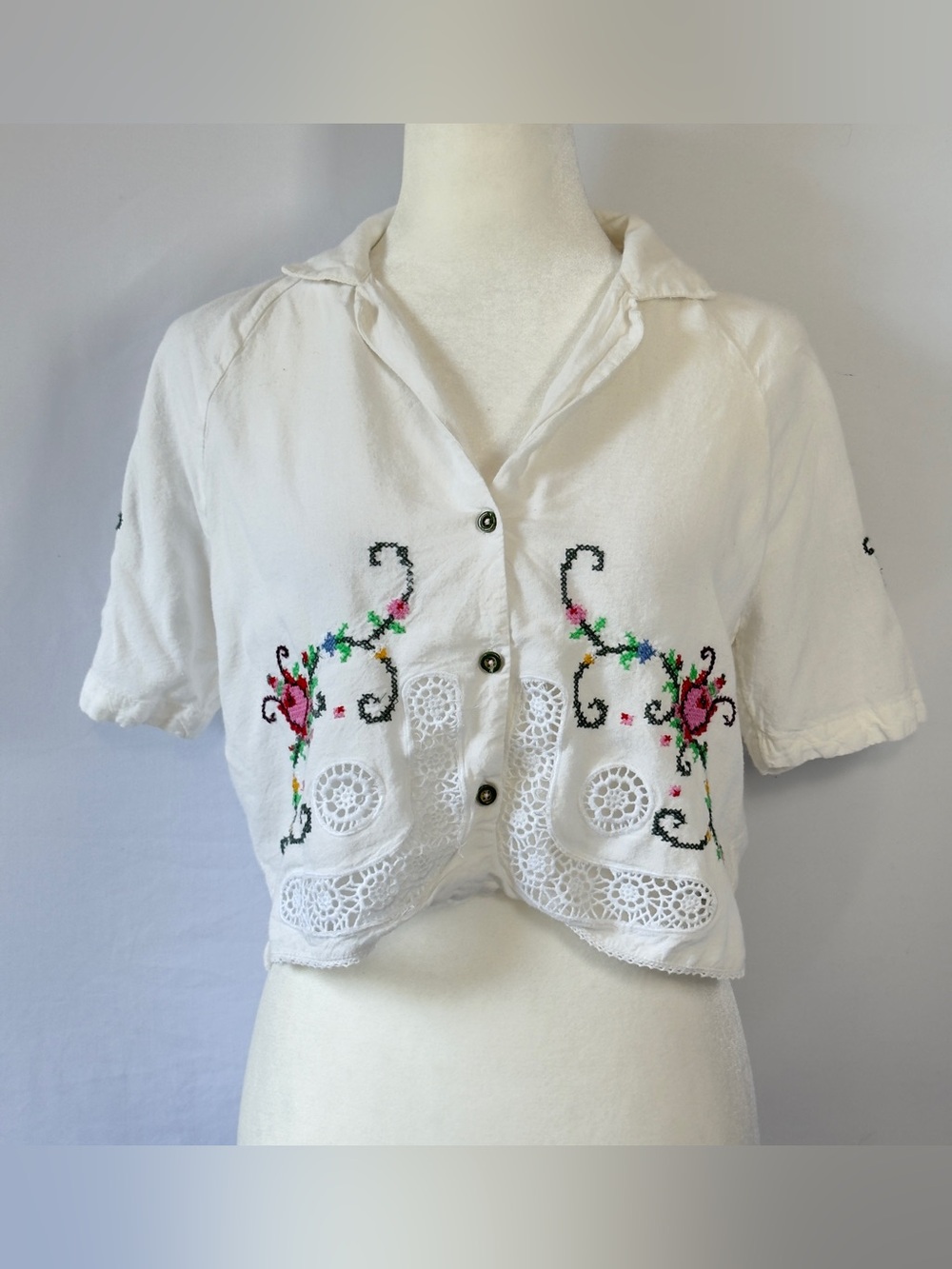 Urban Outfitters Cropped Top M Cross Stitch Floral Crochet Lace Cottagecore - Picture 4 of 16
